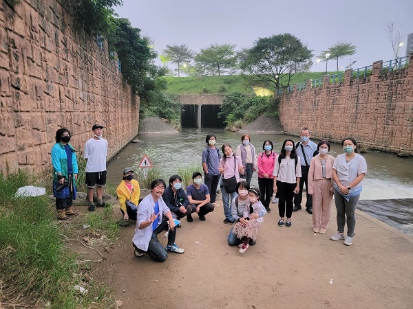 Curator Tu Wei-Cheng leads emerging artists and students ready to make their mark. (Photo: New Taipei City Cultural Affairs Bureau)